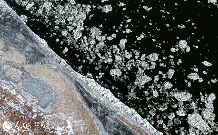 Ice drifting on the Heilongjiang River