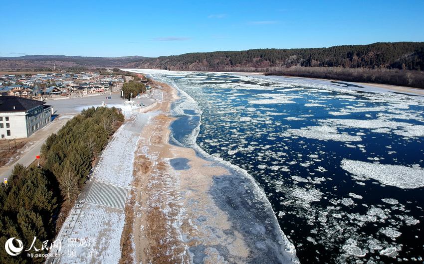 Ice drifting on the Heilongjiang River