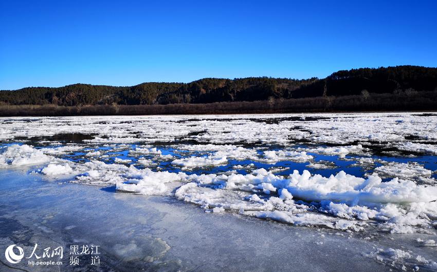 Ice drifting on the Heilongjiang River