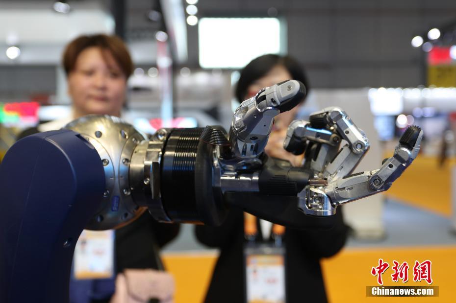 AI robot that can do makeups exhibited at CIIE