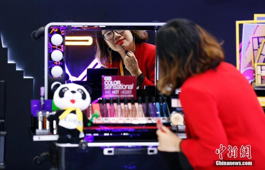 AI robot that can do makeups exhibited at CIIE