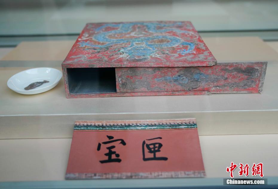 Treasures in painted treasure box found in Palace Museum on display
