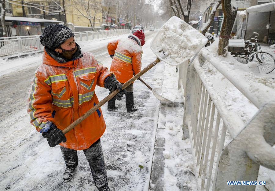 Snow falls in Urumqi, NW China's Xinjiang