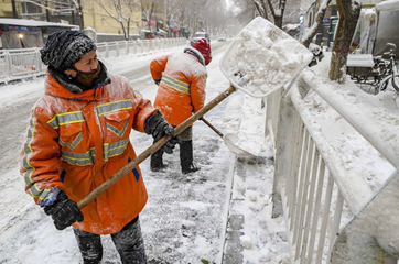 Snow falls in Urumqi, NW China's Xinjiang