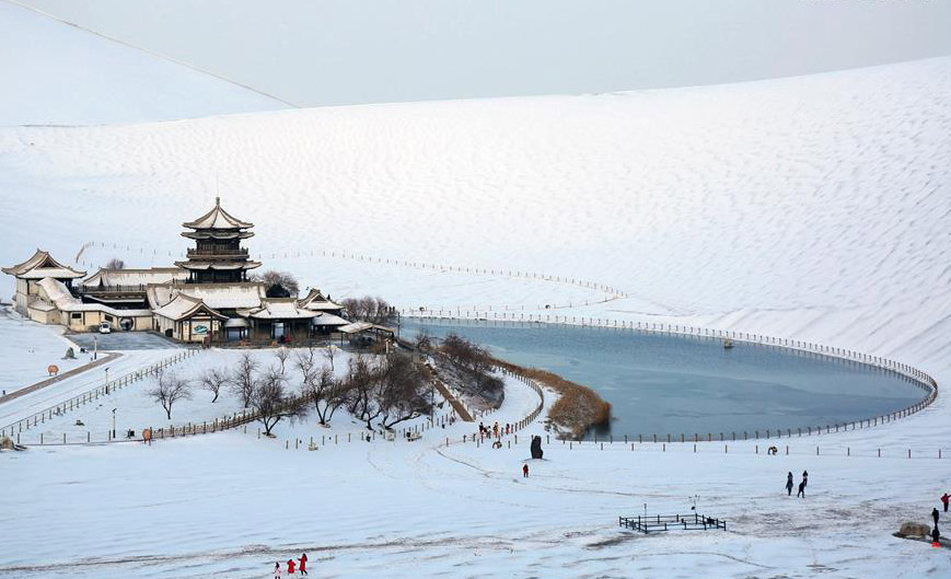 Snow makes Mingsha Mountain and Crescent Spring more attractive