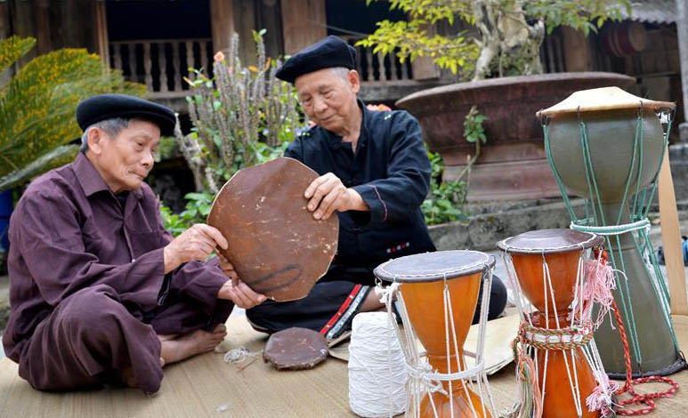Artisans make porcelain drum in Vietnam