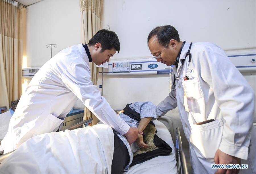 Doctors from Shanghai conduct medical service, provide trainings in Xinjiang