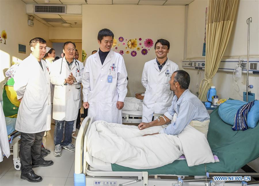 Doctors from Shanghai conduct medical service, provide trainings in Xinjiang