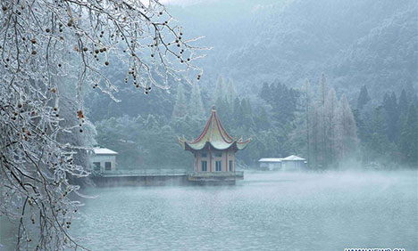 People enjoy snow scenery across China