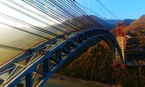 China builds rail arch bridge with world's longest span