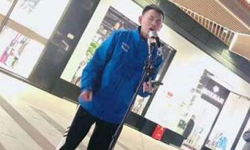 Chinese food delivery man gains popularity for singing on street