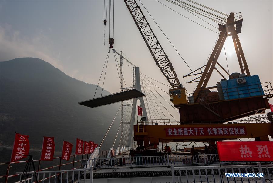 Closure of bridge with 470-meter main span finished in China's Hubei