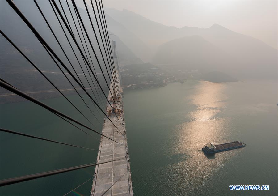 Closure of bridge with 470-meter main span finished in China's Hubei