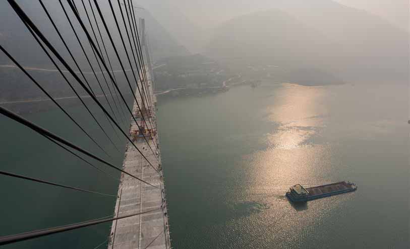 Closure of bridge with 470-meter main span finished in Hubei