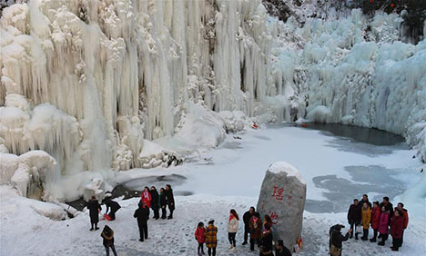 Tourists admire icicles at Dadunxia scenic spot in Gansu