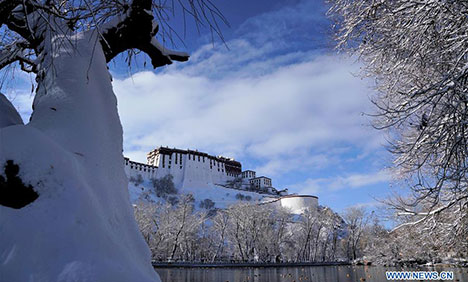 Lhasa of SW China's Tibet witnesses first snow