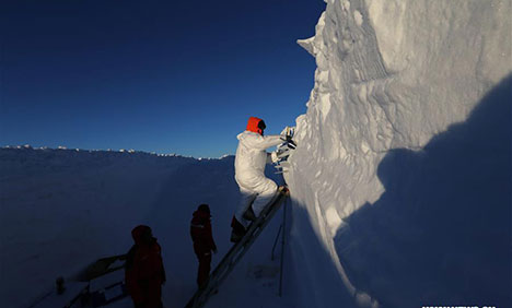 China's Antarctic expedition team takes sample from snow pit