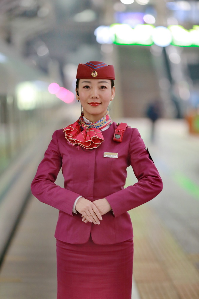 A day before the Spring Festival travel rush of a female bullet train chief  conductor - People's Daily Online