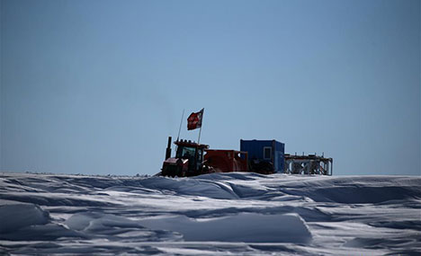 Antarctic expedition team runs through ice knolls
