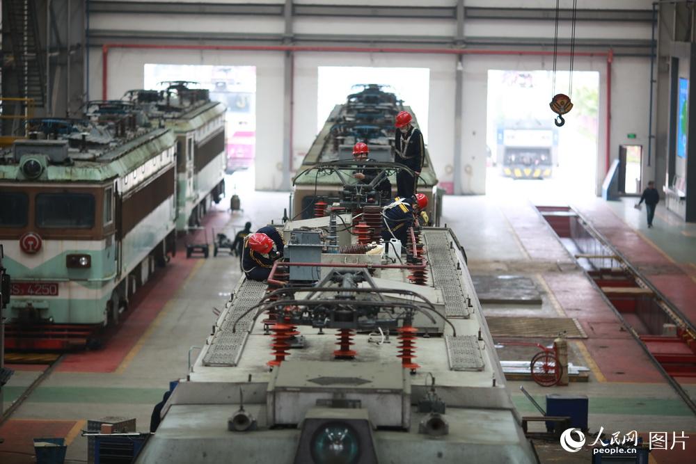 Chongqing locomotives under “physical examination” ahead of Spring Festival travel rush