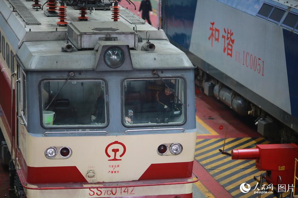 Chongqing locomotives under “physical examination” ahead of Spring Festival travel rush