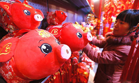 People busy buying decorations to greet Lunar New Year