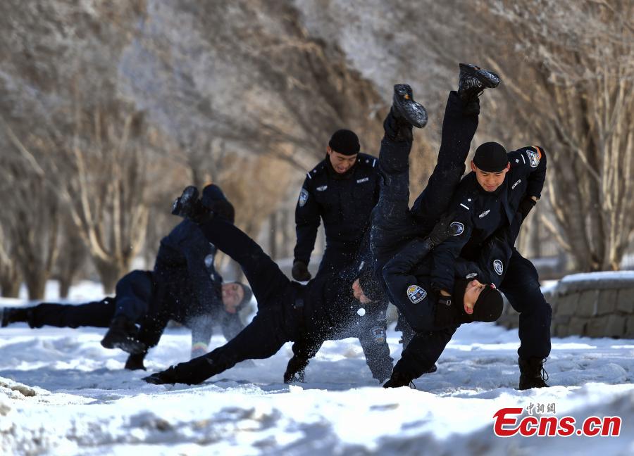 Urumqi police undergo intensive winter training