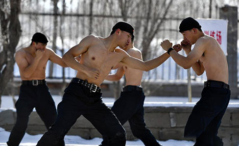 Urumqi police undergo intensive winter training