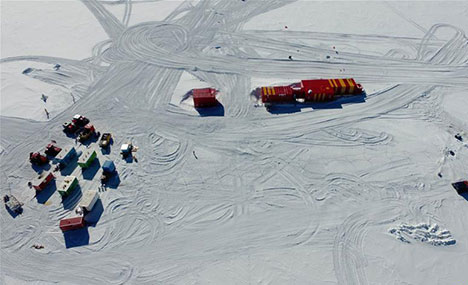 China's 35th Antarctic expedition team works at Kunlun Station