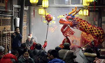 People across China prepare to celebrate coming Spring Festival