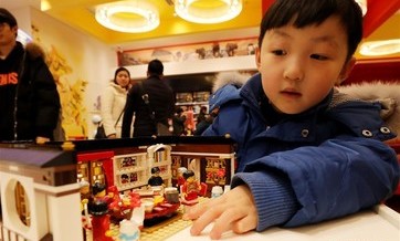 Toy bricks themed on Spring Festival attract customers in Shanghai