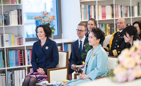 Peng Liyuan attends performance with Finnish first lady