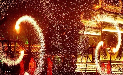 Molten iron fireworks show greets Chinese New Year 