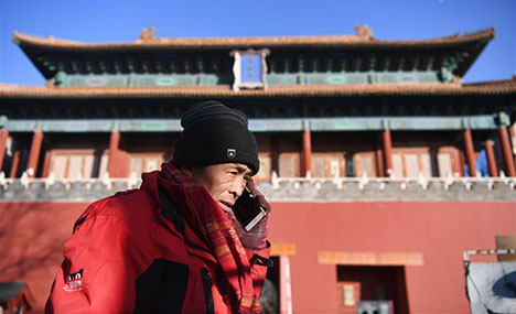 Pic story: deliveryman works in vicinity of Forbidden City