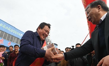 60-percent of Chinese white-collar workers receive year-end bonus