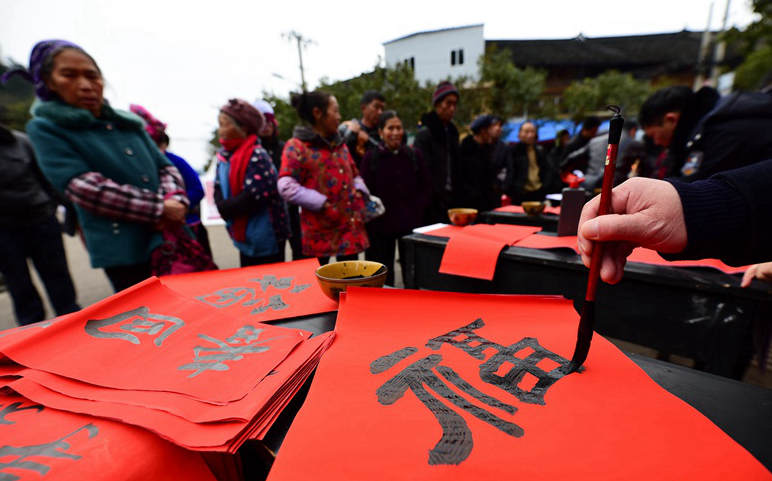 Guizhou villagers gifted Spring Festival couplets