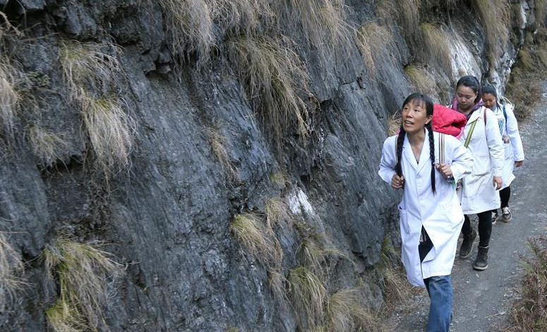 Doctors hike up mountains in SW China’s Yunnan to provide free medical care