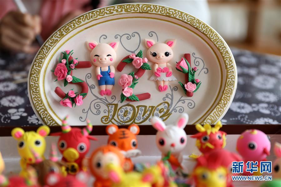 Folk artist turns clay into piggy figurines to welcome Year of the Pig