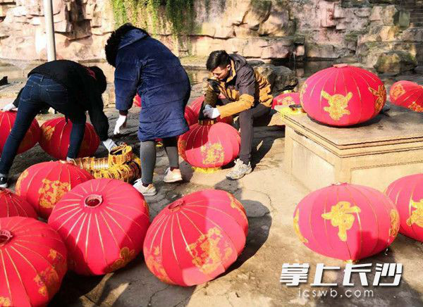 Red Lanterns Decorate Tianxin Pavilion for Spring Festival