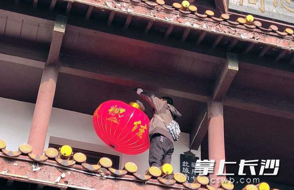 Red Lanterns Decorate Tianxin Pavilion for Spring Festival