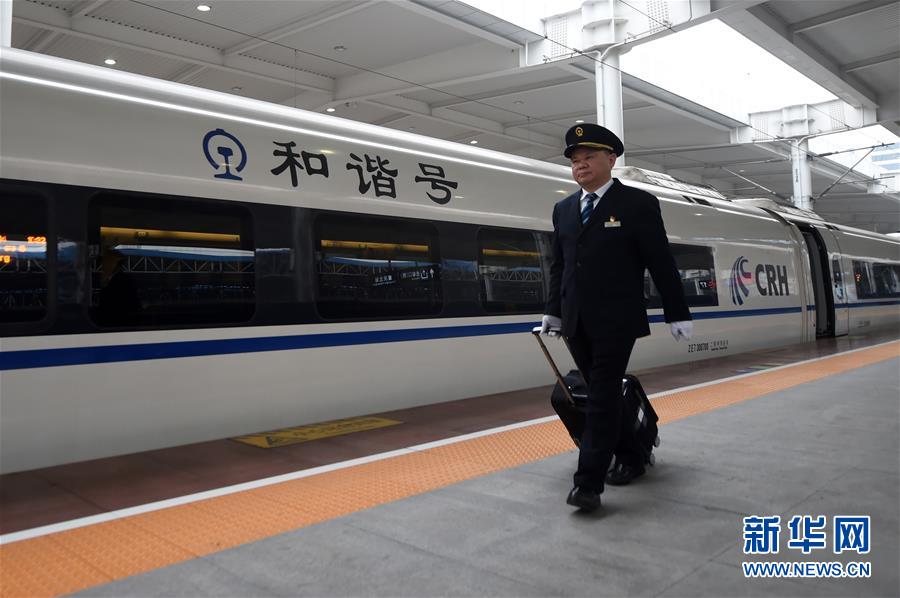 A train operator with 39 years of experience serves his last Spring Festival travel rush
