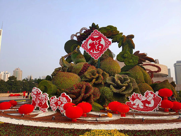 Shanghai streets elegantly decorated for Spring Festival