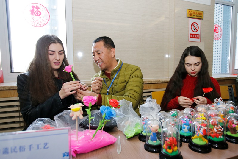 Foreign students celebrate Chinese New Year with local folk artisans in Shandong