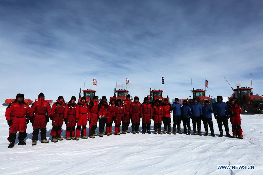 Vehicles of China's 35th Antarctic expedition on their way to Zhongshan station