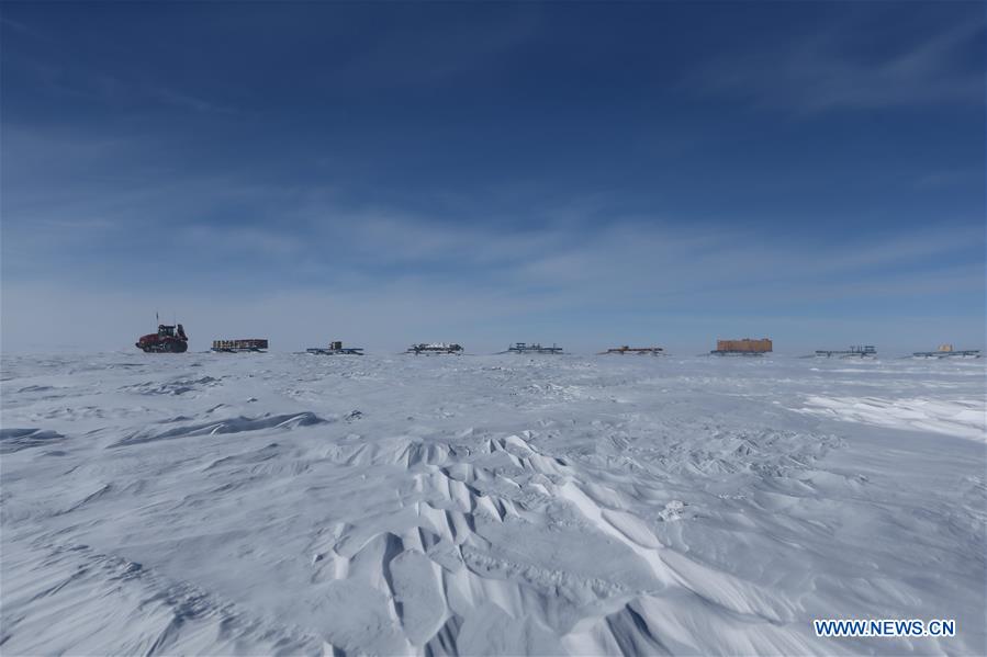 Vehicles of China's 35th Antarctic expedition on their way to Zhongshan station
