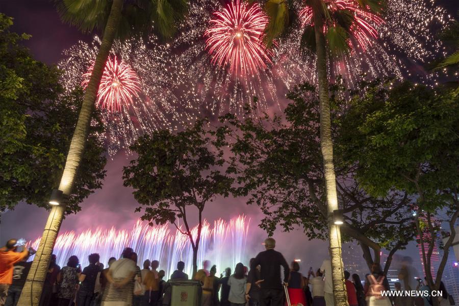 People crowd around the Marina Bay to view the last fireworks performance by a Chinese team for the Lunar New Year celebrations "River Hongbao" in Singapore, on Feb. 10, 2019. (Xinhua/Then Chih Wey)