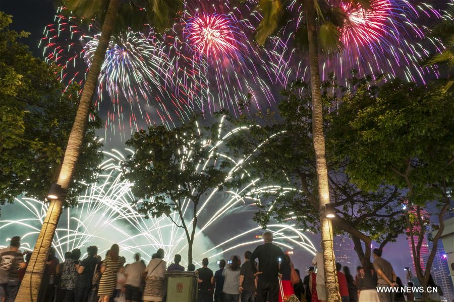 People crowd around the Marina Bay to view the last fireworks performance by a Chinese team for the Lunar New Year celebrations "River Hongbao" in Singapore, on Feb. 10, 2019. (Xinhua/Then Chih Wey)