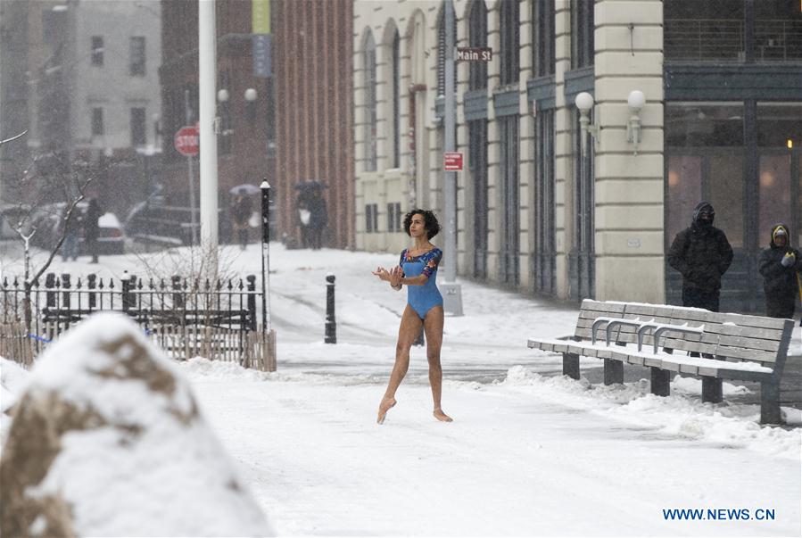 Snow hits New York