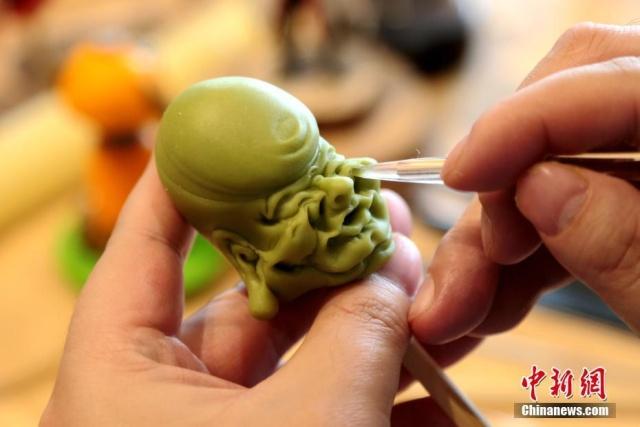 Chinese man inherits intangible cultural heritage, makes figurines with dough