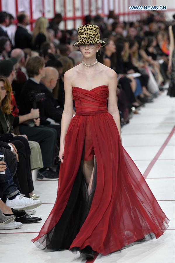 Christian Dior : Runway - Paris Fashion Week - Haute Couture Fall